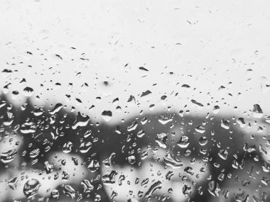 Yağmur damlalarıyla kaplı bir pencere.