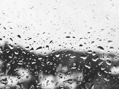 Yağmur damlalarıyla kaplı bir pencere.