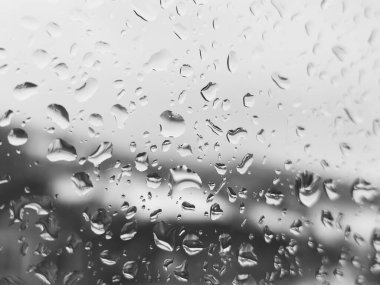 Üzerinde yağmur damlaları olan bir pencere.
