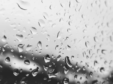 Üzerinde yağmur damlaları olan bir pencere.