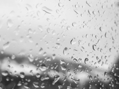 Üzerinde yağmur damlaları olan bir pencere.