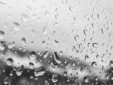 Üzerinde yağmur damlaları olan bir pencere.