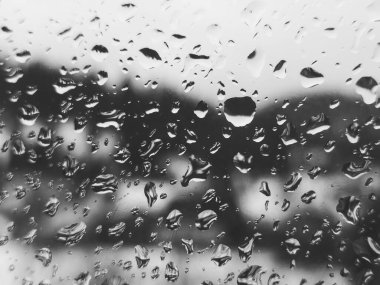 Yağmur damlalarıyla kaplı bir pencere.