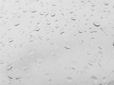 Üzerinde yağmur damlaları olan bir pencere.