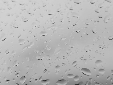 Üzerinde yağmur damlaları olan bir pencere.