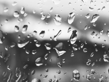 Üzerinde yağmur damlaları olan bir pencere.