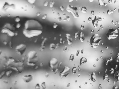 Üzerinde yağmur damlaları olan bir pencere.