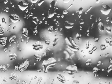 Üzerinde yağmur damlaları olan bir pencere.