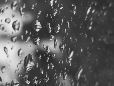 Üzerinde yağmur damlaları olan bir pencere.