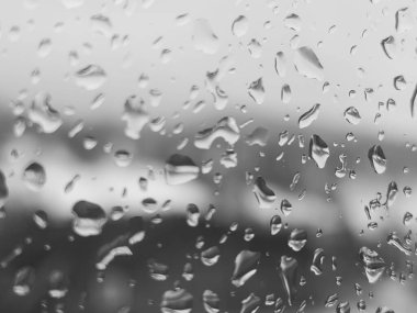 Üzerinde yağmur damlaları olan bir pencere.