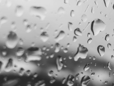 Üzerinde yağmur damlaları olan bir pencere.