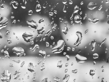 Üzerinde yağmur damlaları olan bir pencere.