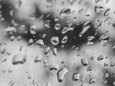 Üzerinde yağmur damlaları olan bir pencere.