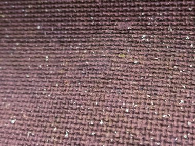 Küçük miktarda beyaz noktalı mor bir kumaş.