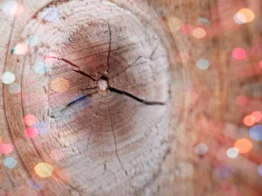 Ahşap arka planda kırmızı ve beyaz ışıkları olan Noel ağacı.