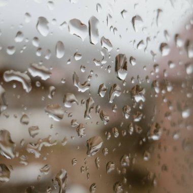 Camdaki yağmur damlaları.