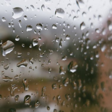 Arka planda bulanık yağmur damlaları