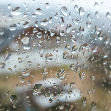 Pencere camına yağmur damlaları