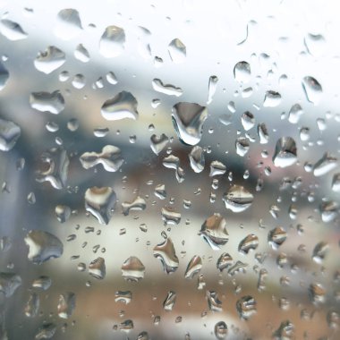 Camdaki yağmur damlaları, yakın plan