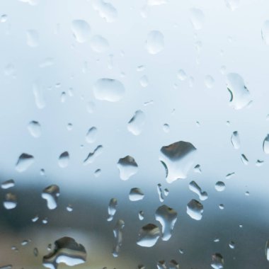 Pencere camına yağmur damlaları