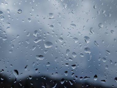 Cam üzerine yağmur damlaları