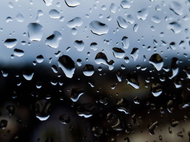 Camdaki su damlaları