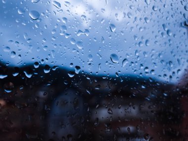 Yağmur damlaları cama düşer