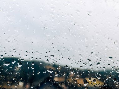 Camdan pencereye yağmur yağıyor
