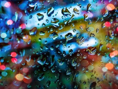 Cama yağmur damlaları düşer, soyut bokeh arkaplanı.