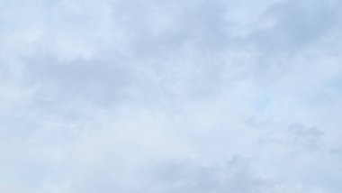 Mavi gökyüzünde güzel beyaz bulutlar