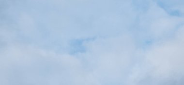 Gökyüzündeki beyaz bulutlar