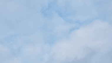 Mavi bulutlar gökyüzünde