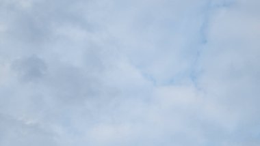 Mavi gökyüzünde beyaz bulutlar.