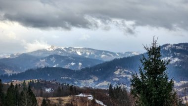Dağlardaki dağ manzarası
