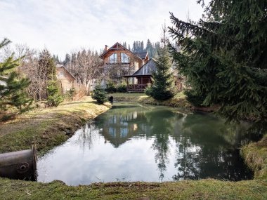 Köydeki eski ahşap ev.