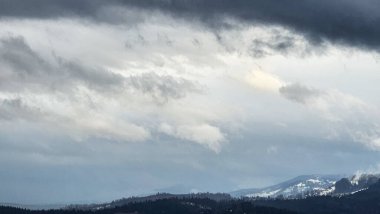 Dağları ve bulutları olan güzel bir manzara