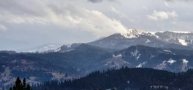 Karpatların dağ zirvesi, Ukrayna.