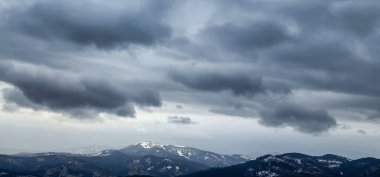 Bulutları ve gökyüzü olan güzel bir manzara.