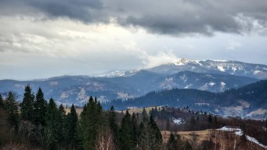 Dağları olan güzel bir manzara