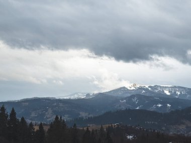Gündüz vakti karla kaplı bir dağın dikey görüntüsü