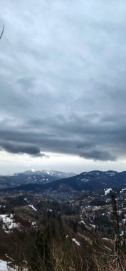 Bulutlu bir gökyüzü ile güzel bir manzaranın dikey çekimi