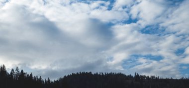 Beyaz bulutlu mavi gökyüzü, soyut doğa manzarası