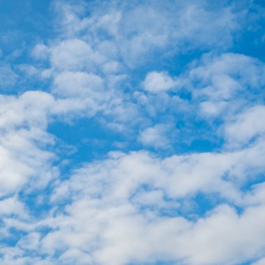 Mavi gökyüzündeki bulutlar