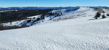 Karlı ve dağlı güzel bir manzara.