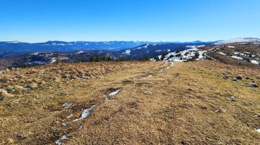 Tepede patikası olan kış manzarası, Karpatlar, Romanya