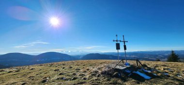 Canlı kırmızı saplı siyah bir bahçe budama makinesi kullanıma hazır, işlevselliği bir renk patlaması ile harmanlıyor. Bu kullanışlı araç kolay ve stil ile bahçıvanlık görevleri ele almak için hazırlanmış.