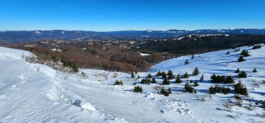 Güzel kış Dağları kar ile