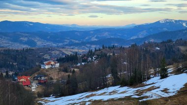 Arka planda dağ sırası olan güzel bir manzara.