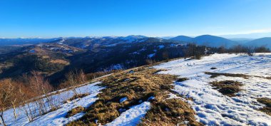 Dağlardaki güzel kış manzarası