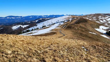 Dağlarda dağları olan güzel bir manzara.